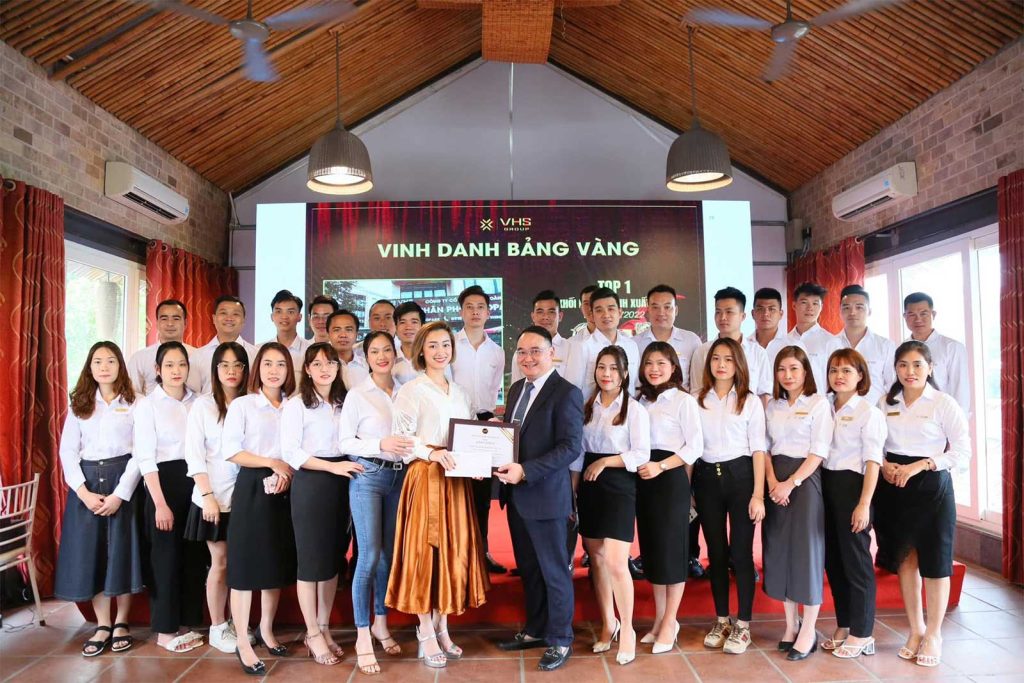 Hình ảnh Ninh Hương Villas nhận chứng nhận vinh danh thành tích xuất sắc cùng đội ngũ kinh doanh tại đại lý phân phối Vinhomes - VHS Group.