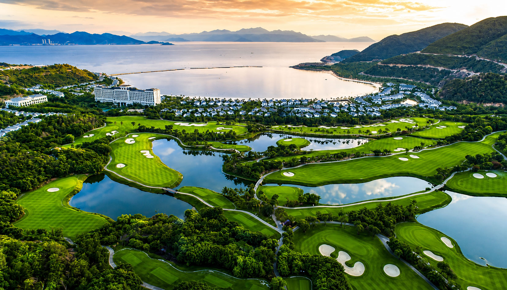 Sân golf cao cấp ven biển tại Vinhomes Global Gate Hạ Long với cảnh quan xanh và hệ sinh thái nghỉ dưỡng đẳng cấp